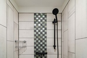 Ducha, secador de pelo y toallas