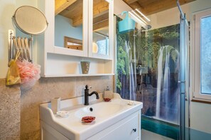 Chuveiro, secador de cabelo, toalhas de banho 