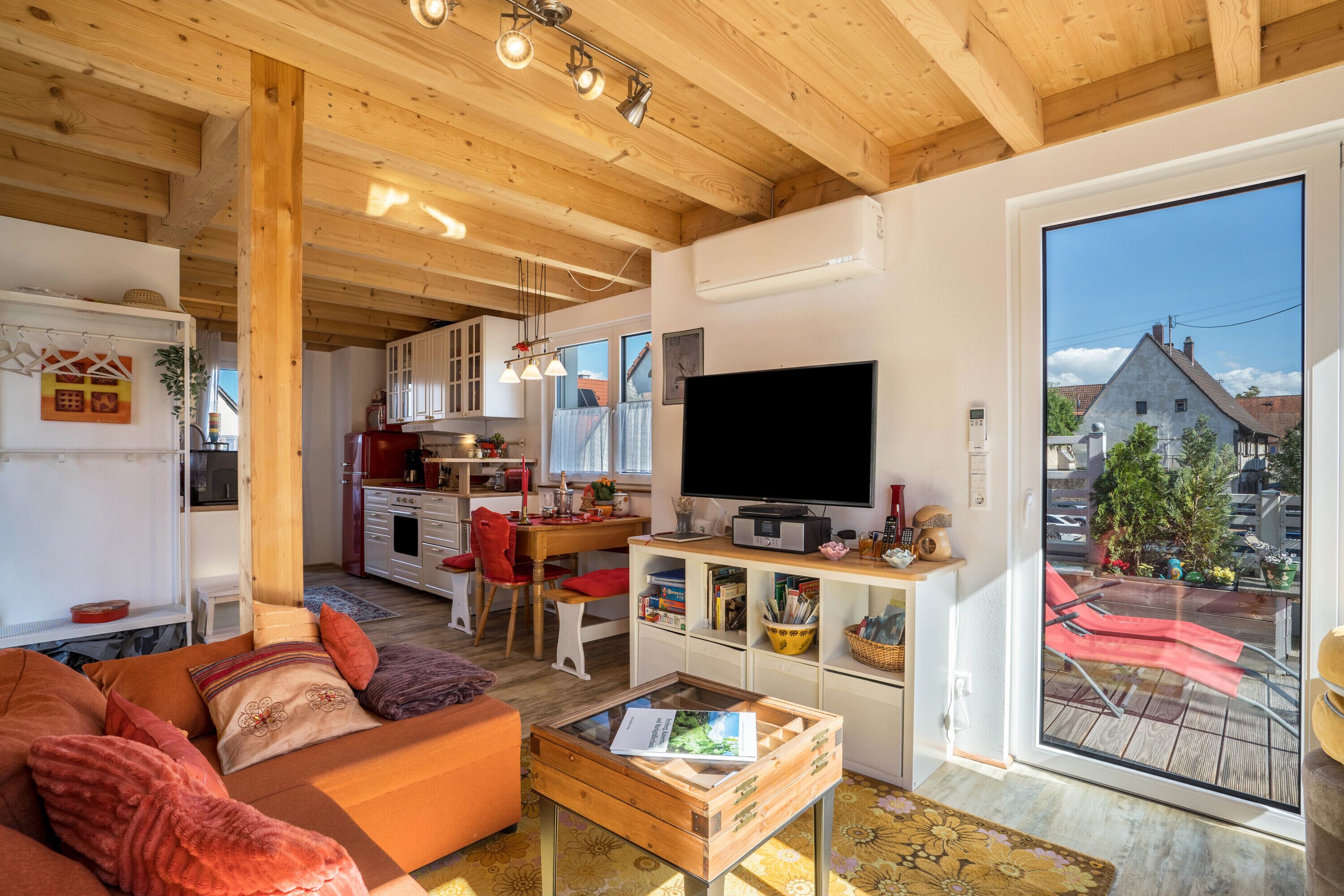 Televisión de pantalla plana y estéreo 