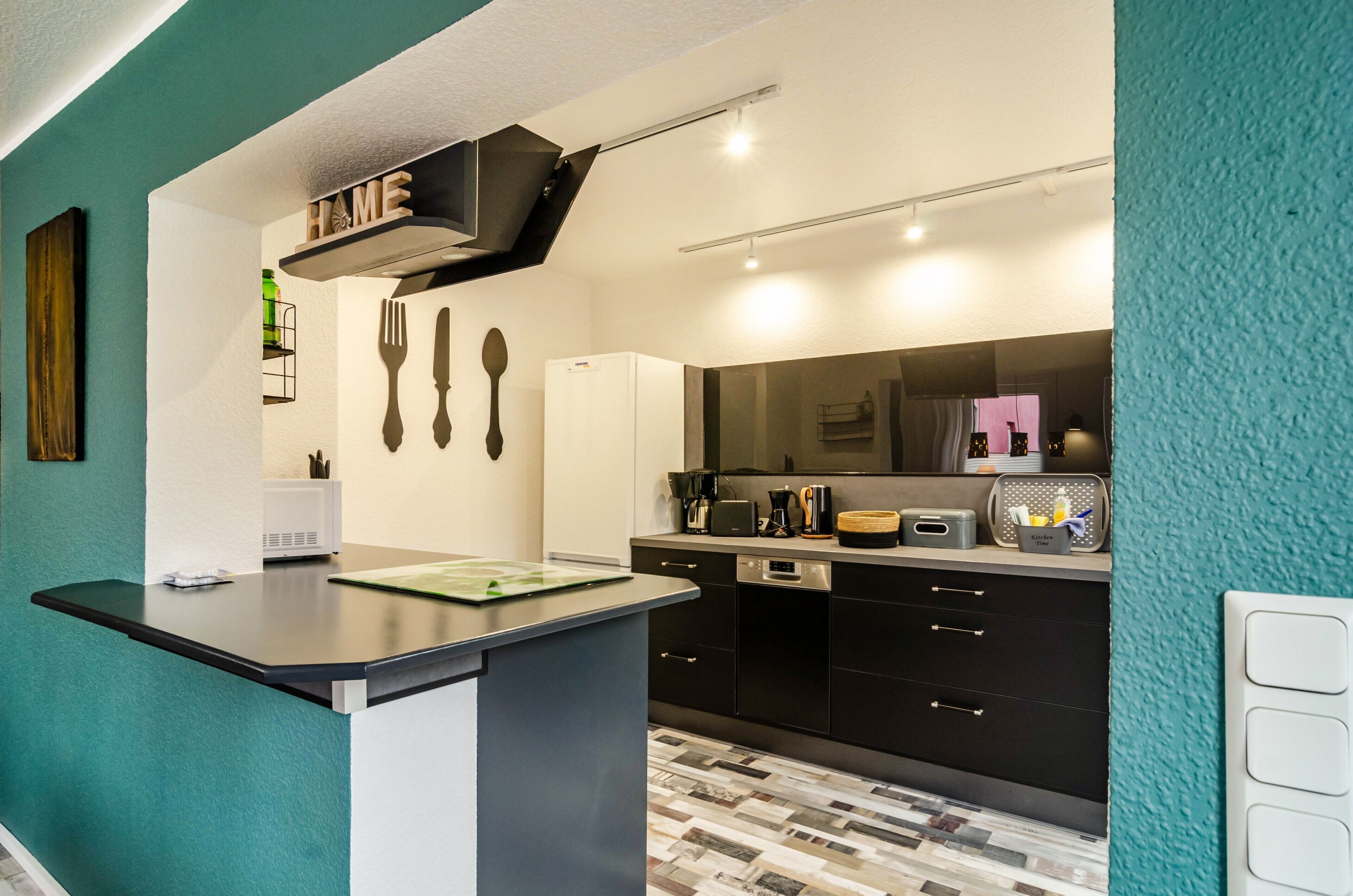 Kühlschrank, Mikrowelle, Ofen, Herdplatte