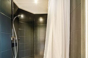 Douche, séchoir à cheveux, serviettes fournies