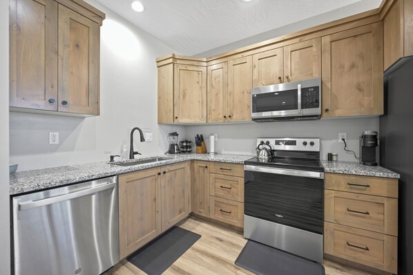 Refrigerador, microondas, horno y parrilla de estufa 