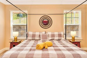 7 bedrooms, desk, WiFi, bed sheets