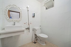 Habitació doble superior, 1 llit de matrimoni, no fumadors | Bany | Dutxa, capçal de dutxa d'hidromassatge i articles de tocador de disseny 