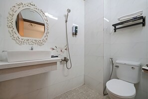 Superior-Doppelzimmer, 1 Queen-Bett, Nichtraucher | Badezimmer | Dusche, Hydromassagedusche, Designer-Toilettenartikel, Haartrockner