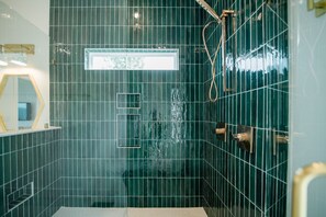 Ducha, secador de pelo, toallas y papel higiénico