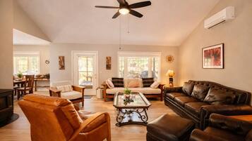 Smart-TV, Kamin, Videospielkonsole, DVD-Player