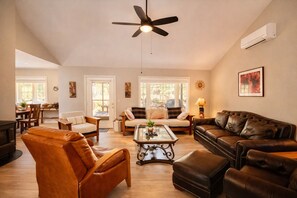 Smart TV, fireplace, video game console, DVD player - Spacious retreat 4BR | AC, SHARC, Hot Tub, Games, Grill, Pets, Fireplace (Sunriver)