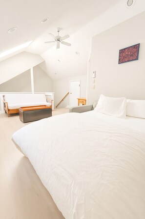 4 habitaciones, escritorio y tabla de planchar con plancha