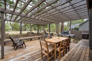 Outdoor dining - Spacious retreat 4BR | AC, SHARC, Hot Tub, Games, Grill, Pets, Fireplace (Sunriver)