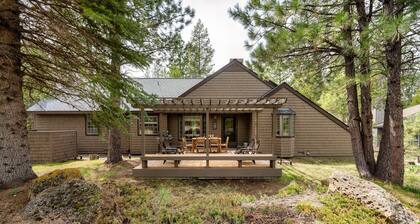Family retreat 4BR | AC, SHARC, Hot Tub, Games, Grill, Pets, Fireplace