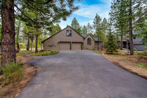 Exterior - Spacious retreat 4BR | AC, SHARC, Hot Tub, Games, Grill, Pets, Fireplace (Sunriver)