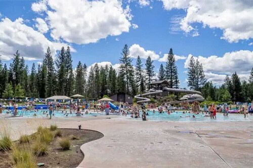 Spacious retreat 4BR | AC, SHARC, Hot Tub, Games, Grill, Pets, Fireplace