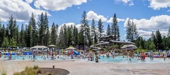 Spacious retreat 4BR | AC, SHARC, Hot Tub, Games, Grill, Pets, Fireplace
