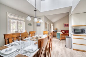 Dining - Spacious retreat 4BR | AC, SHARC, Hot Tub, Games, Grill, Pets, Fireplace (Sunriver)