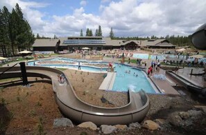 Pool - Spacious retreat 4BR | AC, SHARC, Hot Tub, Games, Grill, Pets, Fireplace (Sunriver)