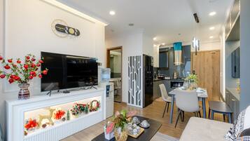 Panoramic Apartment | Living room | 49-inch Smart TV with cable channels, TV