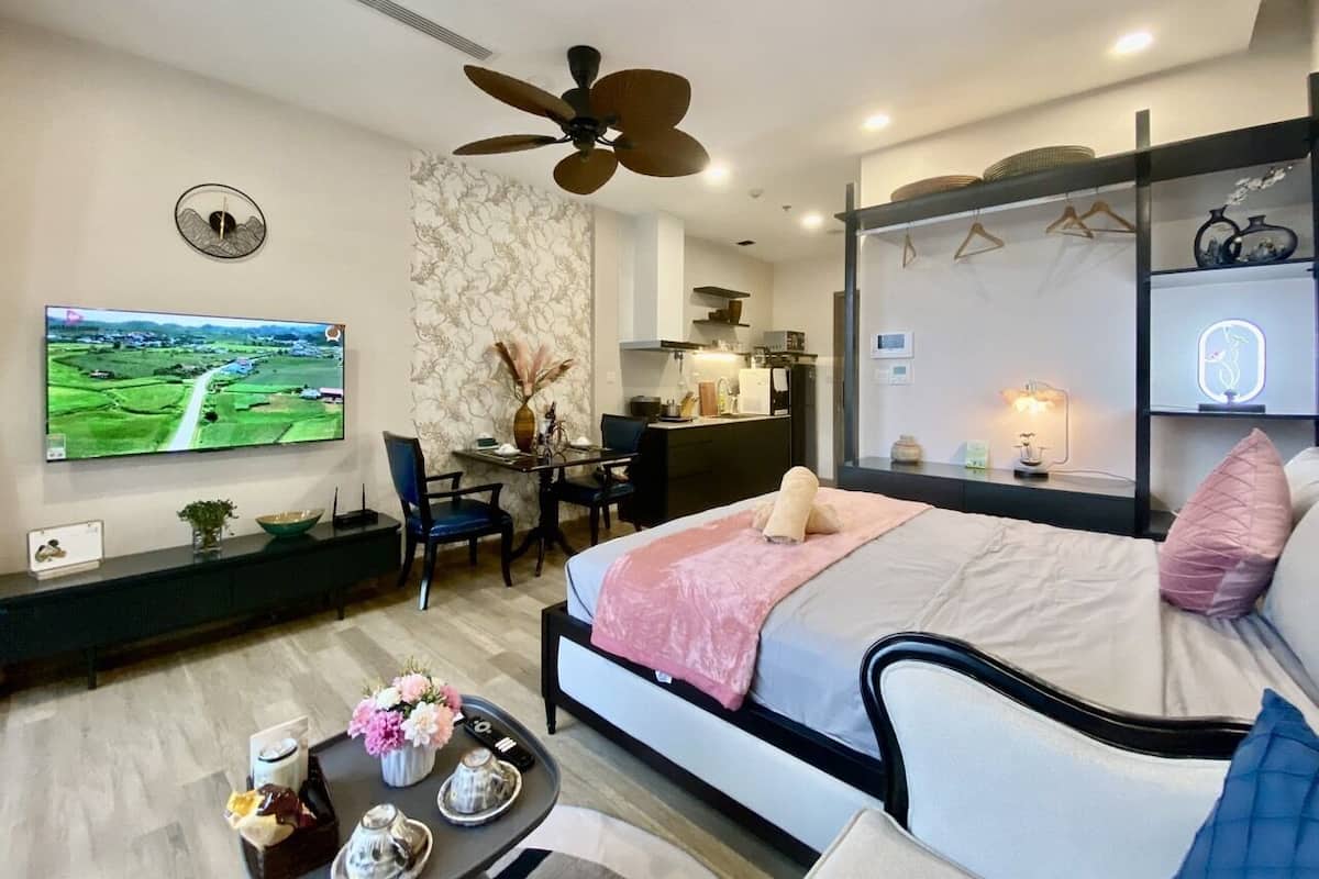 Apartamento panorámico, no fumadores, en una planta alta | 1 dormitorio, escritorio, espacio para trabajar con un portátil