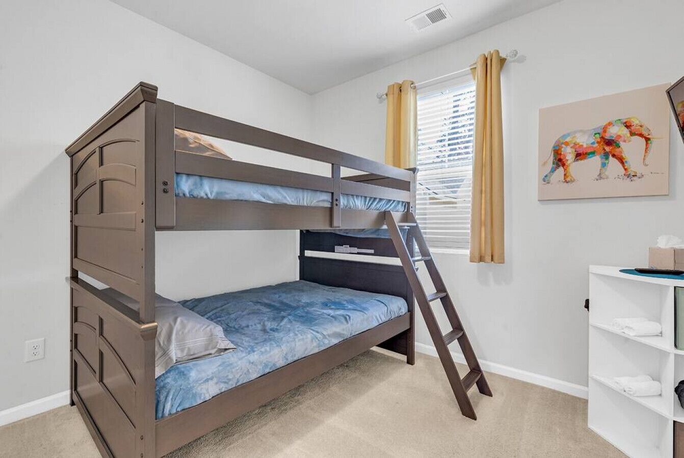 3 عدّة غرف نوم ومكواة/لوح كي وواي فاي وملاءات أسرّة