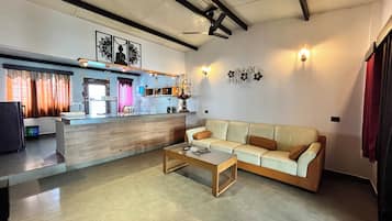 Family Cottage | Egyptian cotton sheets, premium bedding, free WiFi, bed sheets