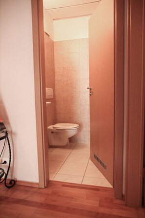 Haartrockner, Bidet, Handtücher