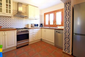 Frigorífico, microondas, horno y lavavajillas