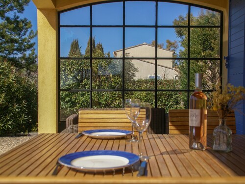 Villa in small domain with pool and tenniscourt