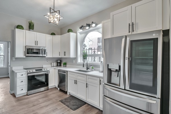 Geladeira, micro-ondas, fogão, cooktop