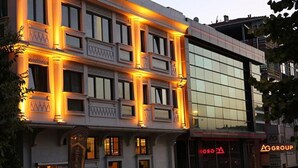 Edifici amb façana clàssica, balcons ornamentals i grans finestres.