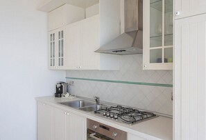 Frigorifero, forno, piano cottura, lavastoviglie