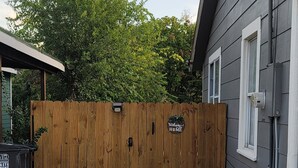 Une porte en bois sur laquelle est accrochée une pancarte indiquant : « Bienvenue chez vous. »