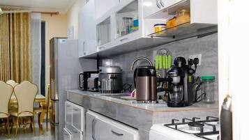 Full-sized fridge, microwave, oven, dishwasher