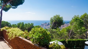 A terrace with a view of the sea and a cityscape. - Club Villamar - Superbly presented family villa located in one of the most beautiful neighbourhoo... (Lloret de Mar)