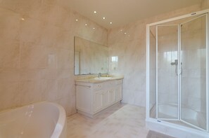 Bathtub - Club Villamar - Superbly presented family villa located in one of the most beautiful neighbourhoo... (Lloret de Mar)