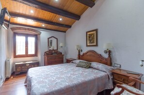 4 bedrooms, free WiFi - Club Villamar - Experience a tranquil Spanish retreat at a serene villa with forest views, spacio... (Macanet de la selva)
