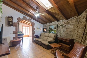 TV - Club Villamar - Experience a tranquil Spanish retreat at a serene villa with forest views, spacio... (Macanet de la selva)