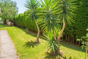 Property grounds - Club Villamar - Beautiful and spacious villa in a very quiet area. is very close to all services ... (Calafell)