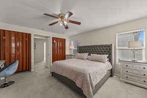 4 室のベッドルーム、デスク、アイロン / アイロン台、WiFi