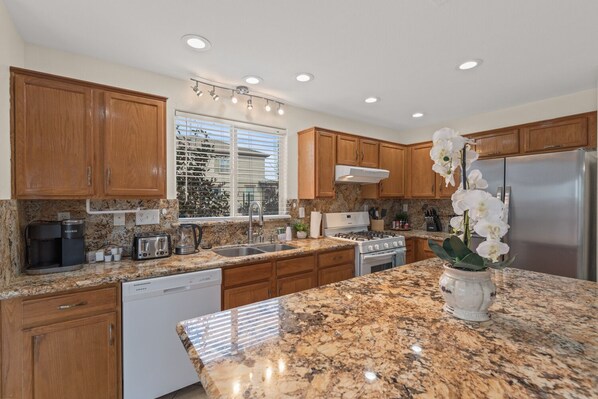 冷蔵庫、電子レンジ、オーブン、コンロ