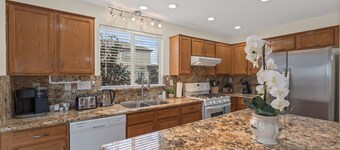 Peaceful house next to the park - close to airport