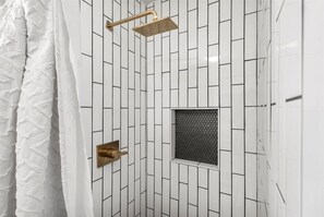Een douche, een haardroger, handdoeken, shampoo