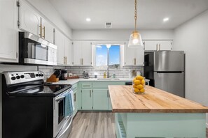 Fridge, microwave, oven, stovetop - The Heritage Hideaway - Pool! Views! Games & More! (Leander)