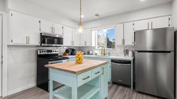 Een microgolfoven, een oven, een kookplaat, een vaatwasser