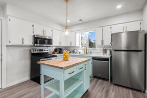 Microwave, oven, stovetop, dishwasher - The Heritage Hideaway - Pool! Views! Games & More! (Leander)