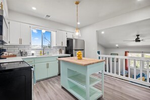 Microwave, oven, stovetop, dishwasher - The Heritage Hideaway - Pool! Views! Games & More! (Leander)