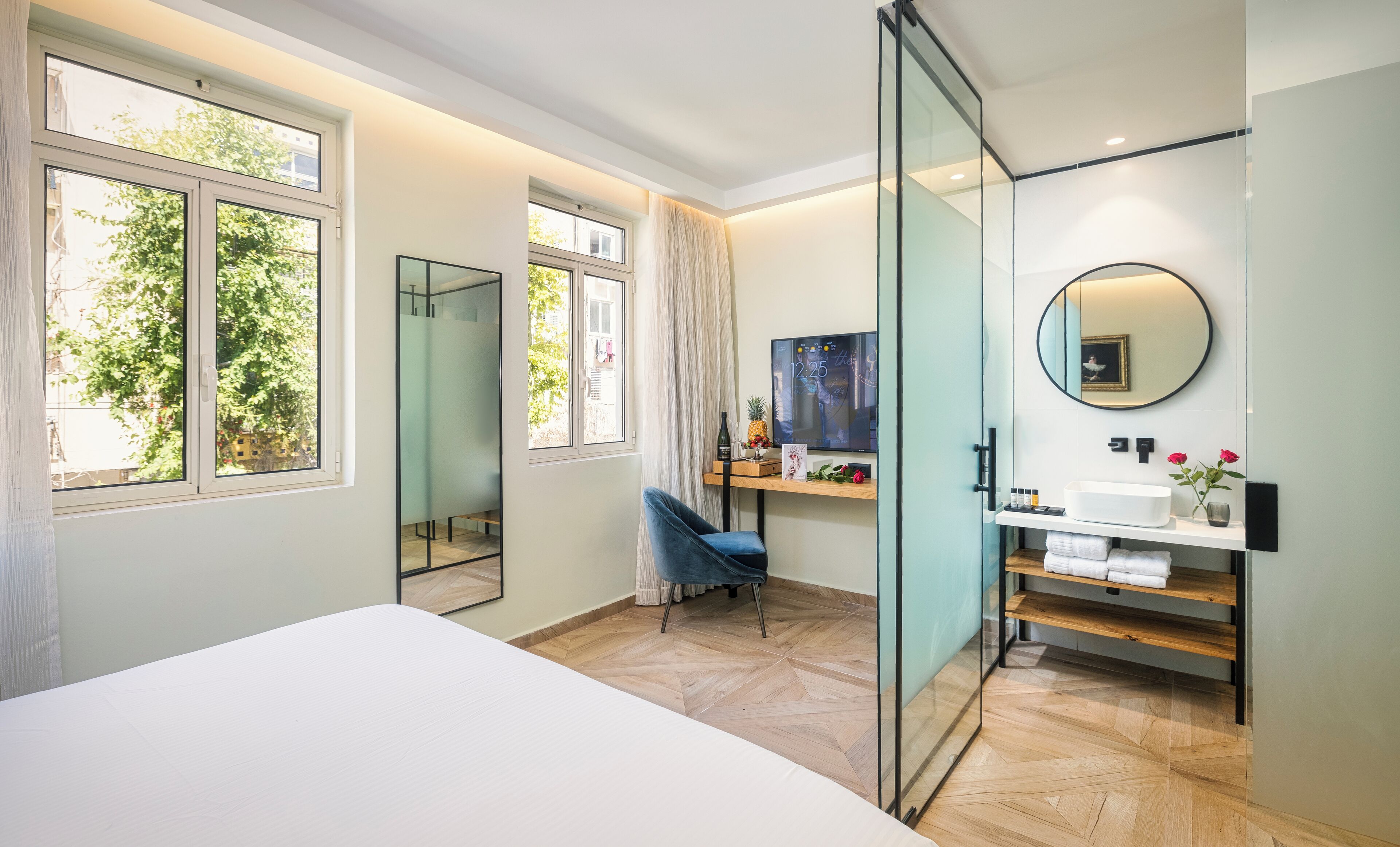 Phòng Superior | Két bảo mật tại phòng, bàn, khu vực làm việc phù hợp cho laptop 