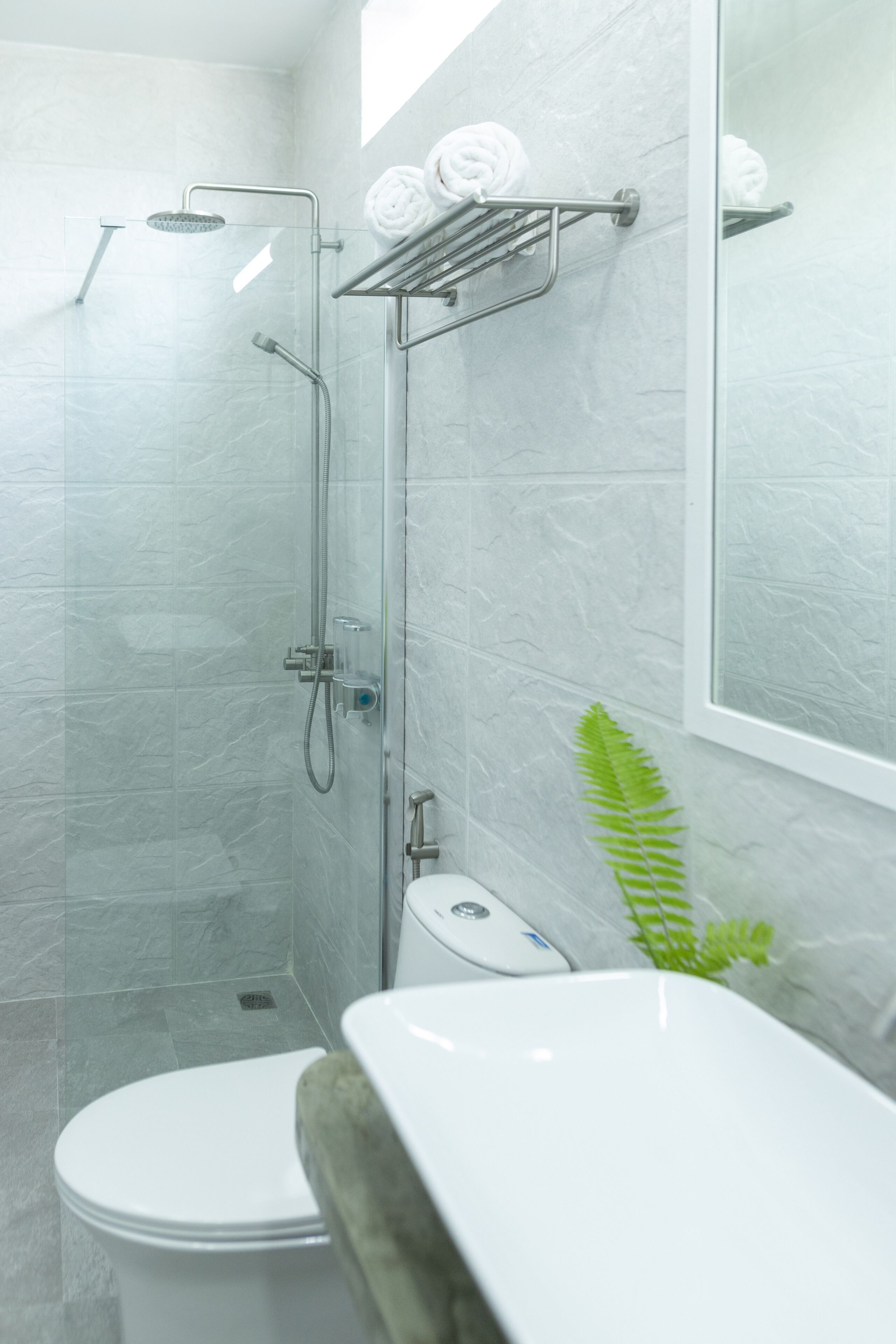 Shower, rainfall showerhead, free toiletries, hair dryer