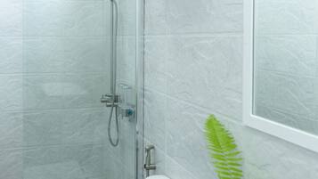 Shower, rainfall showerhead, free toiletries, hair dryer