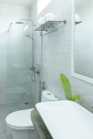 Shower, rainfall showerhead, free toiletries, hair dryer - Manta Reserve (Maalhos)
