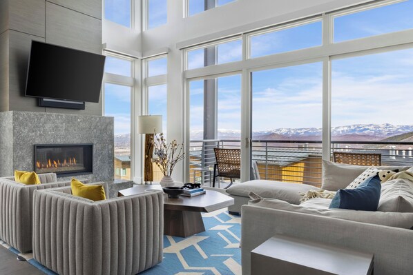 Smart TV, chimenea y oficina 